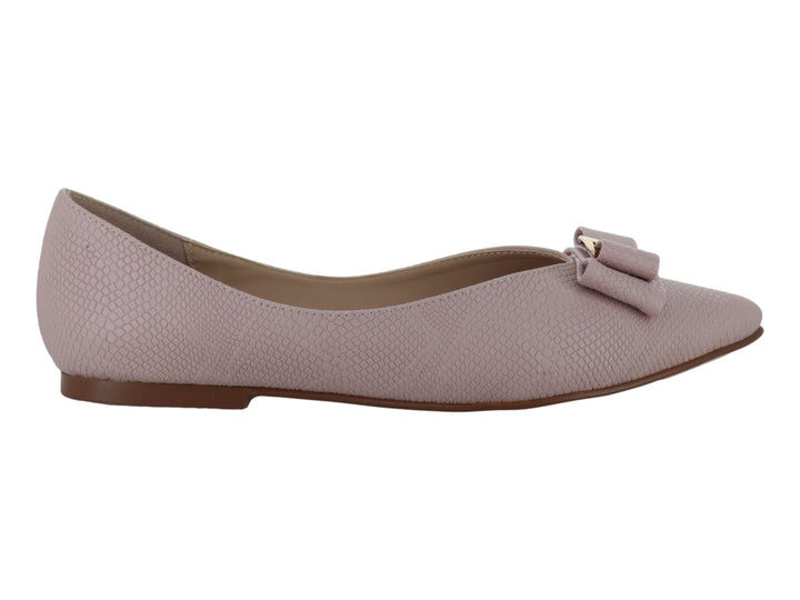 Zapato plano color antique con textura de piel de serpiente, moño frontal y hebilla dorada.