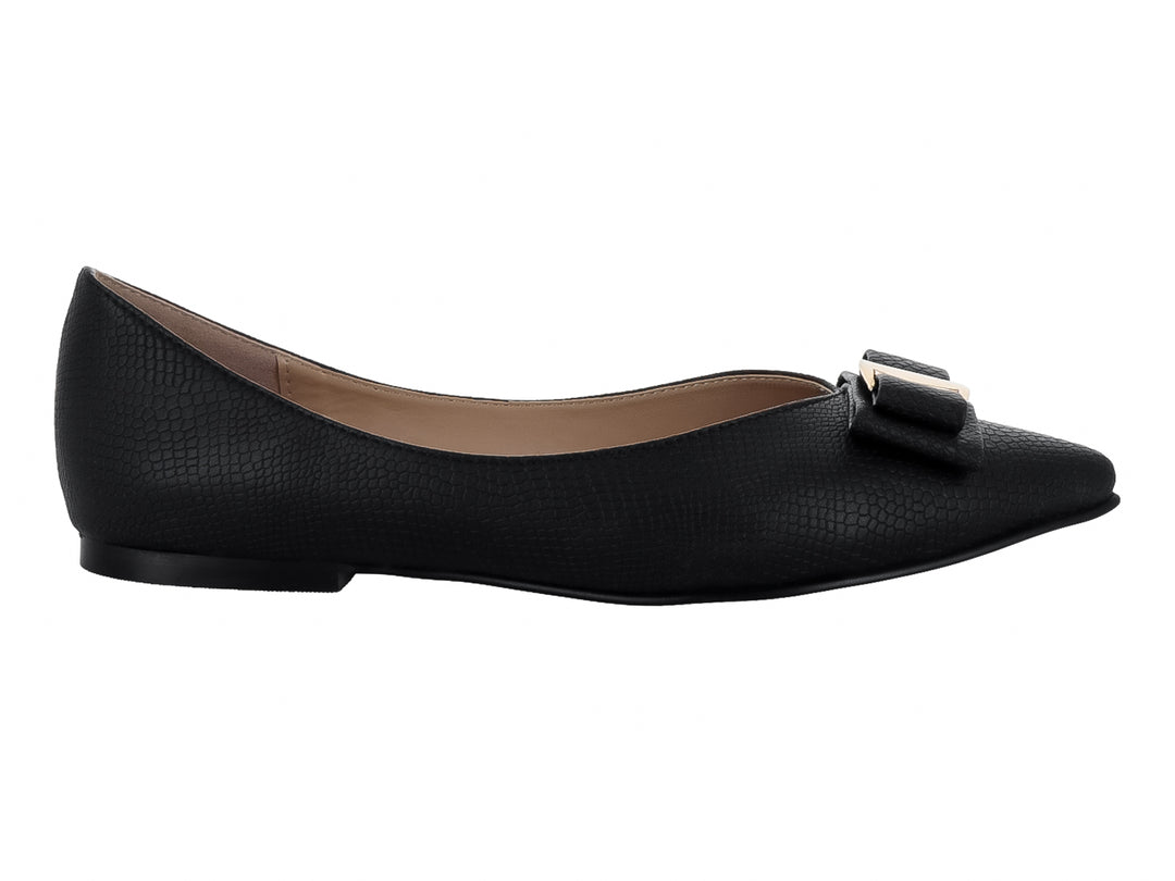 Zapato plano negro para mujer con textura de piel de anaconda y adorno de moño con detalle dorado.