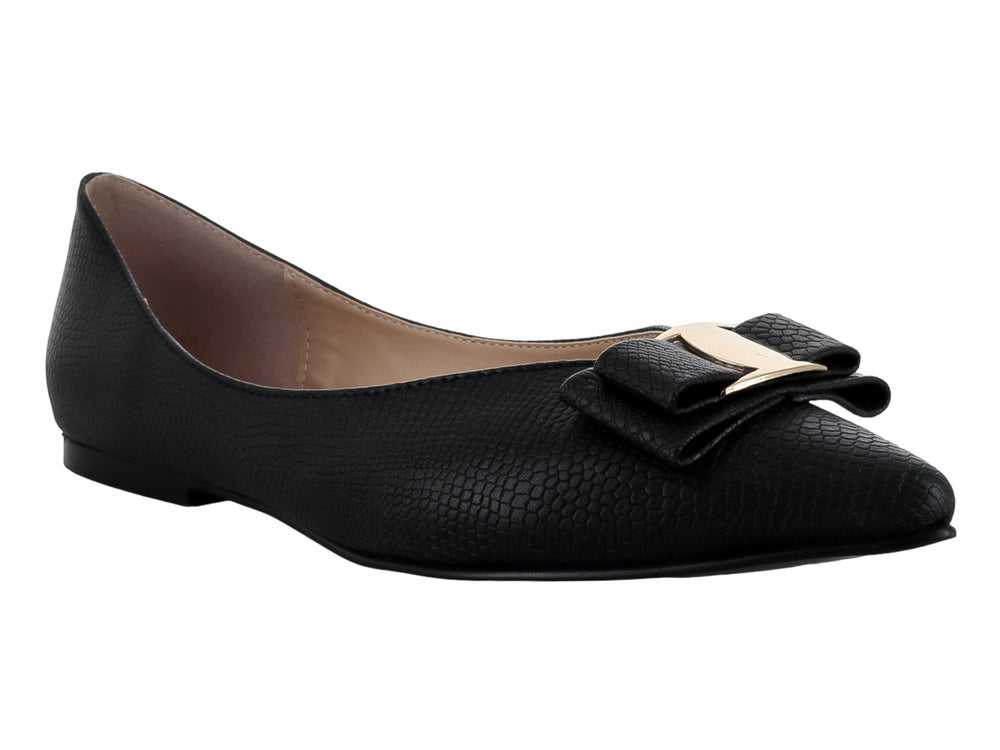 Zapato plano negro para mujer con textura de piel de anaconda y adorno de moño con detalle dorado.