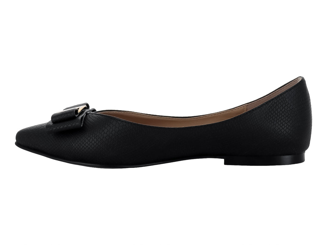 Zapato plano negro para mujer con textura de piel de anaconda y adorno de moño con detalle dorado.