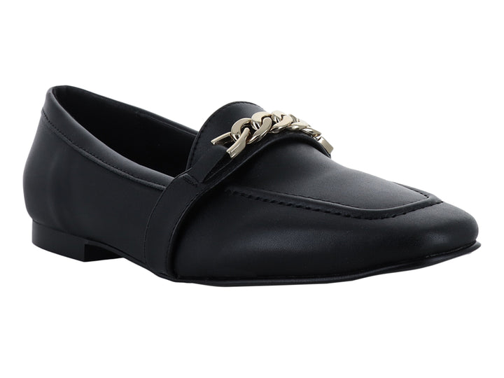 Zapato tipo mocasín color negro con detalle de cadena dorada en la parte superior.