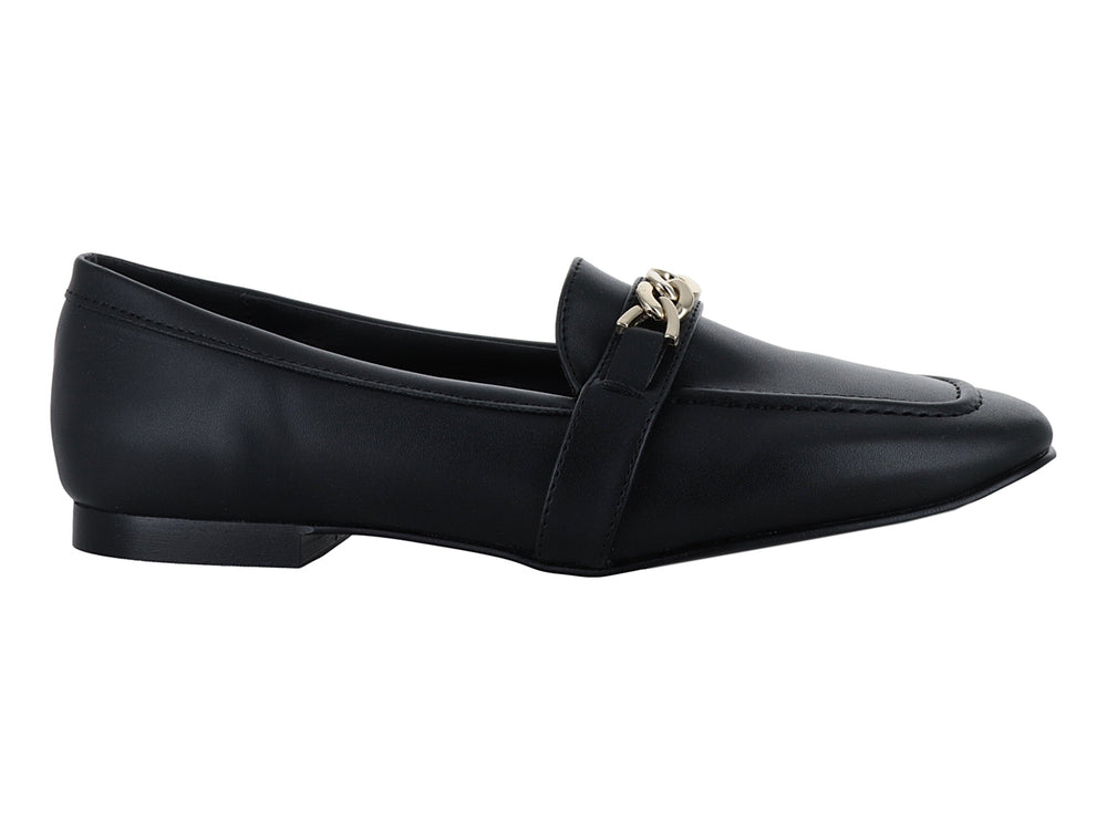 Zapato tipo mocasín color negro con detalle de cadena dorada en la parte superior.