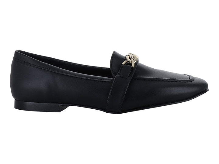 Zapato tipo mocasín color negro con detalle de cadena dorada en la parte superior.