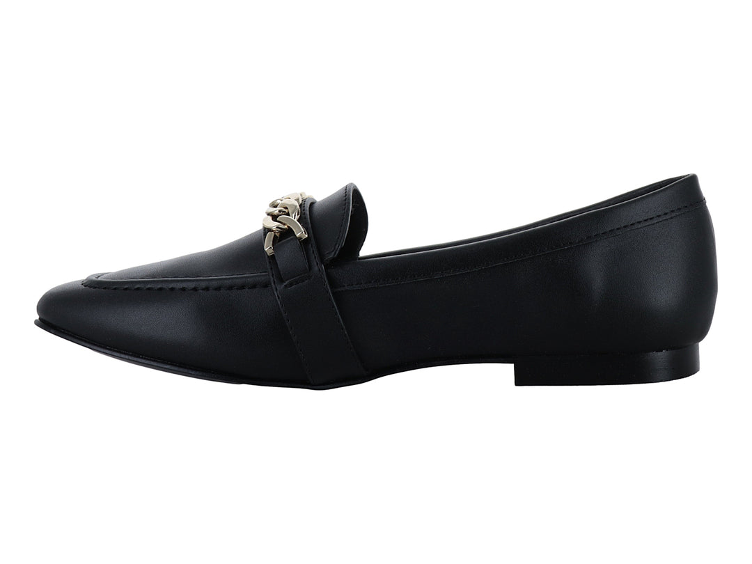 Zapato tipo mocasín color negro con detalle de cadena dorada en la parte superior.