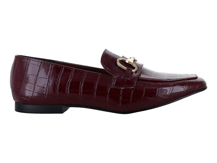 Zapato tipo mocasín color vino en charol con textura de cocodrilo y hebilla dorada decorativa.