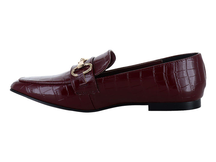 Zapato tipo mocasín color vino en charol con textura de cocodrilo y hebilla dorada decorativa.