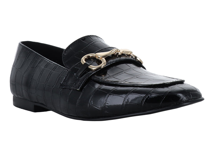 Zapato tipo mocasín negro de charol con textura de piel de cocodrilo y hebilla metálica dorada.