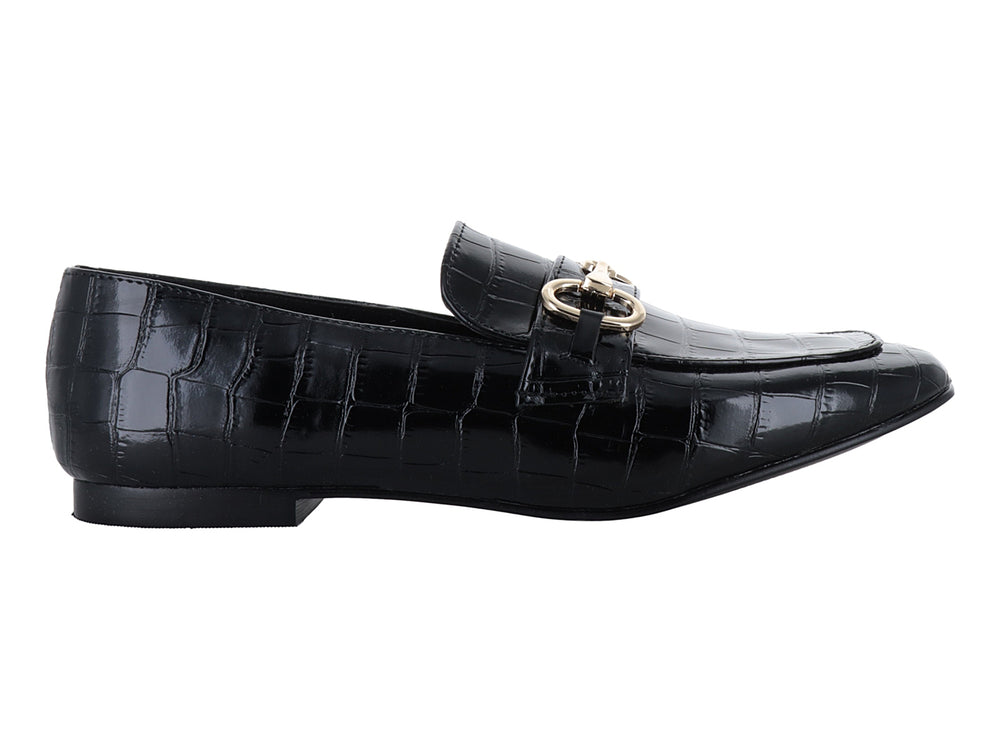 Zapato tipo mocasín negro de charol con textura de piel de cocodrilo y hebilla metálica dorada.