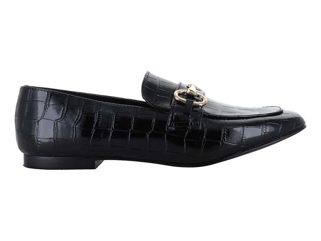 Zapato tipo mocasín negro de charol con textura de piel de cocodrilo y hebilla metálica dorada.