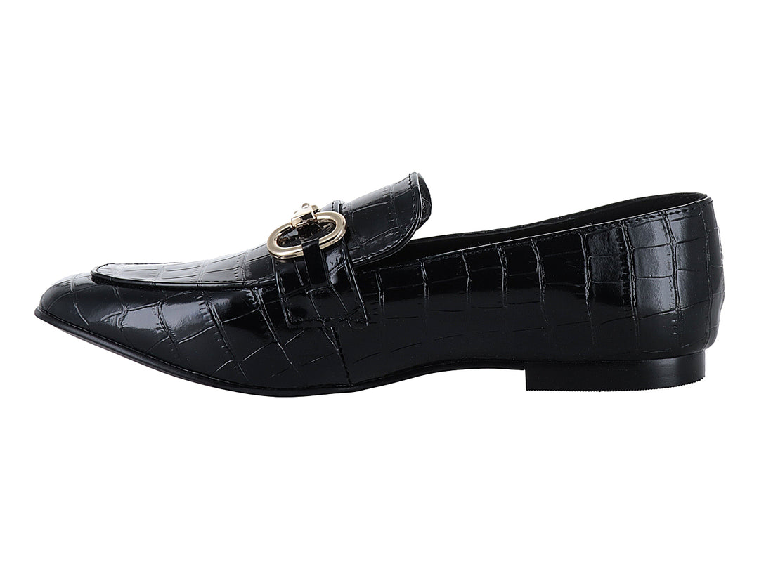 Zapato tipo mocasín negro de charol con textura de piel de cocodrilo y hebilla metálica dorada.