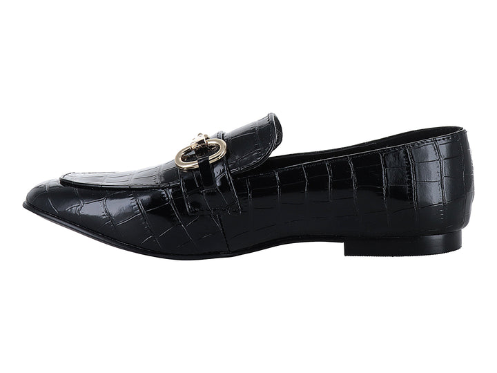 Zapato tipo mocasín negro de charol con textura de piel de cocodrilo y hebilla metálica dorada.