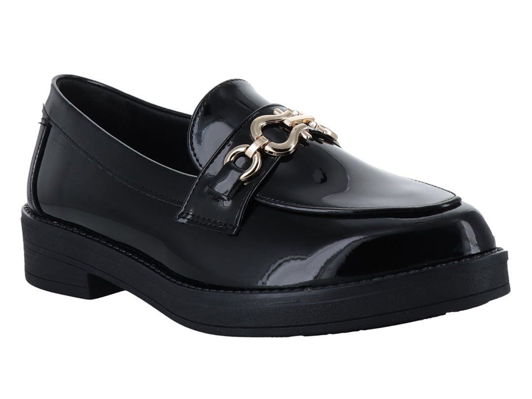 Zapato tipo mocasín para mujer en color negro de charol brillante con hebilla metálica dorada y suela gruesa.