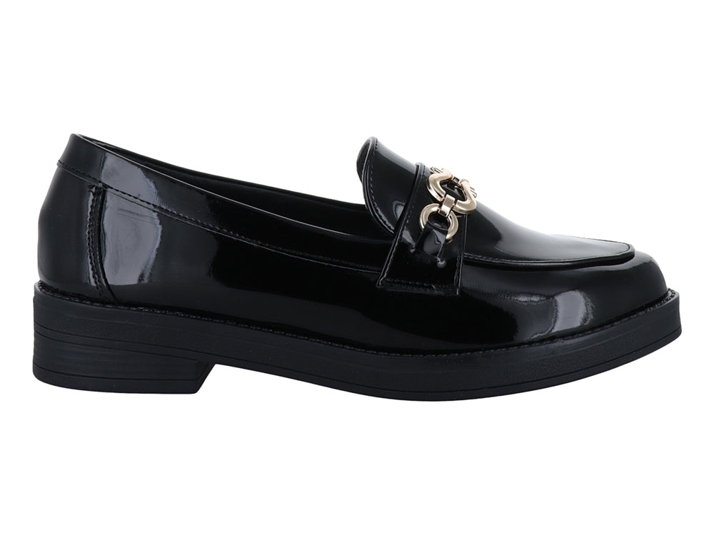 Zapato tipo mocasín para mujer en color negro de charol brillante con hebilla metálica dorada y suela gruesa.