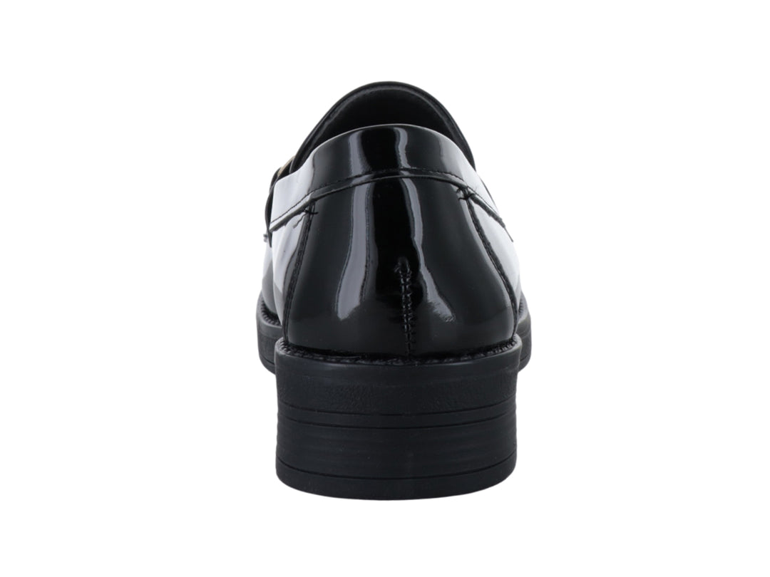Zapato tipo mocasín para mujer en color negro de charol brillante con hebilla metálica dorada y suela gruesa.