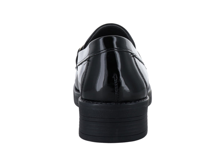 Zapato tipo mocasín para mujer en color negro de charol brillante con hebilla metálica dorada y suela gruesa.