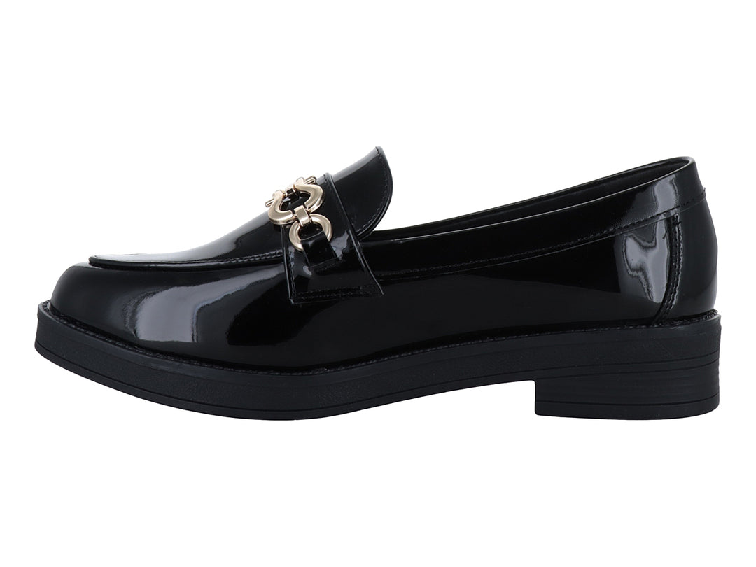 Zapato tipo mocasín para mujer en color negro de charol brillante con hebilla metálica dorada y suela gruesa.