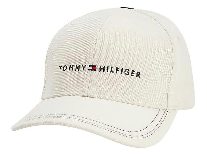 Gorra blanca de Tommy Hilfiger con logotipo bordado en el frente y visera curva.