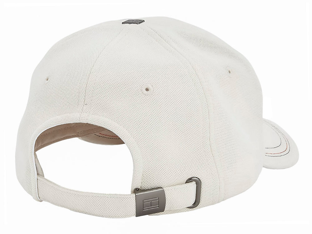 Gorra blanca de Tommy Hilfiger con logotipo bordado en el frente y visera curva.