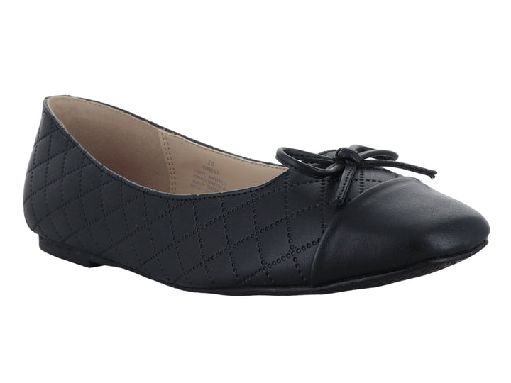 Zapato plano negro con textura de rombos acolchados y un moño decorativo en la parte frontal.