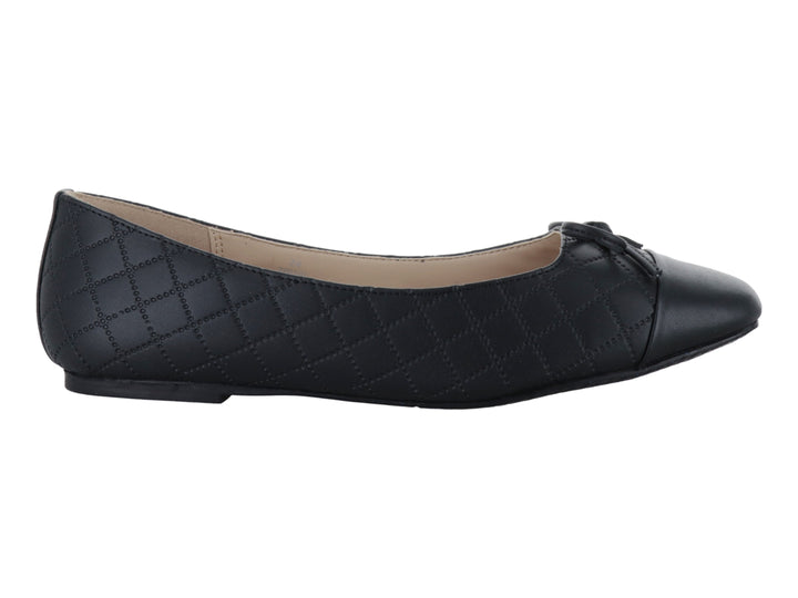 Zapato plano negro con textura de rombos acolchados y un moño decorativo en la parte frontal.