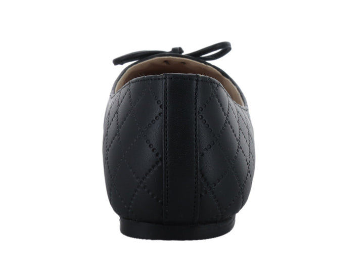 Zapato plano negro con textura de rombos acolchados y un moño decorativo en la parte frontal.