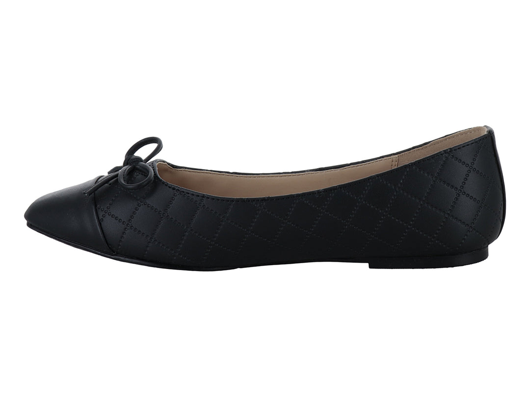 Zapato plano negro con textura de rombos acolchados y un moño decorativo en la parte frontal.