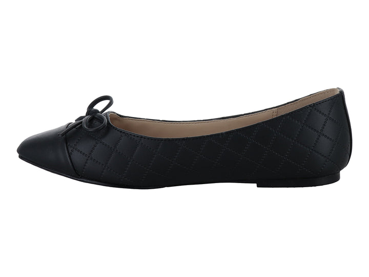 Zapato plano negro con textura de rombos acolchados y un moño decorativo en la parte frontal.