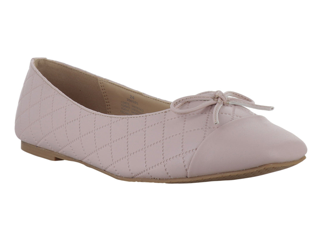Zapato plano color rosa con textura de rombos acolchados y un pequeño moño decorativo en la parte superior.