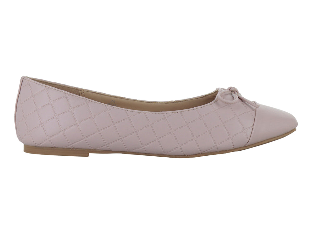 Zapato plano color rosa con textura de rombos acolchados y un pequeño moño decorativo en la parte superior.