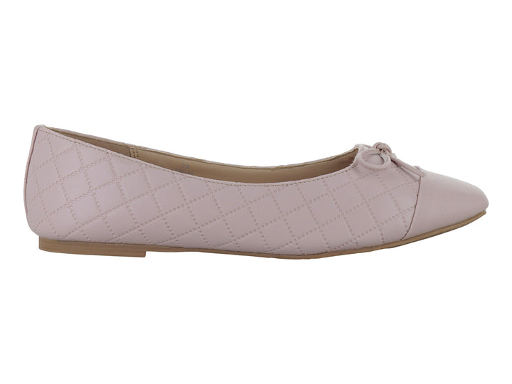 Zapato plano color rosa con textura de rombos acolchados y un pequeño moño decorativo en la parte superior.