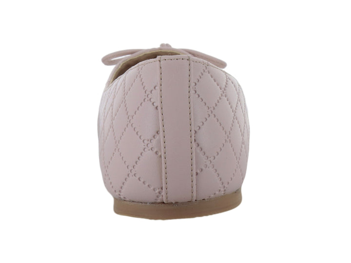 Zapato plano color rosa con textura de rombos acolchados y un pequeño moño decorativo en la parte superior.
