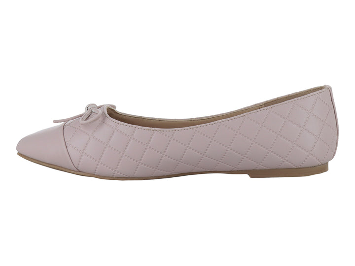 Zapato plano color rosa con textura de rombos acolchados y un pequeño moño decorativo en la parte superior.