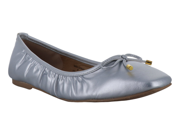 Zapato plano tipo ballerina color plata metálico con detalle de moño y puntas doradas.