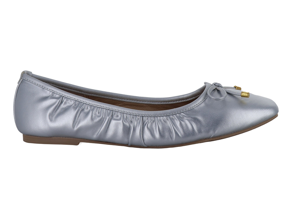 Zapato plano tipo ballerina color plata metálico con detalle de moño y puntas doradas.