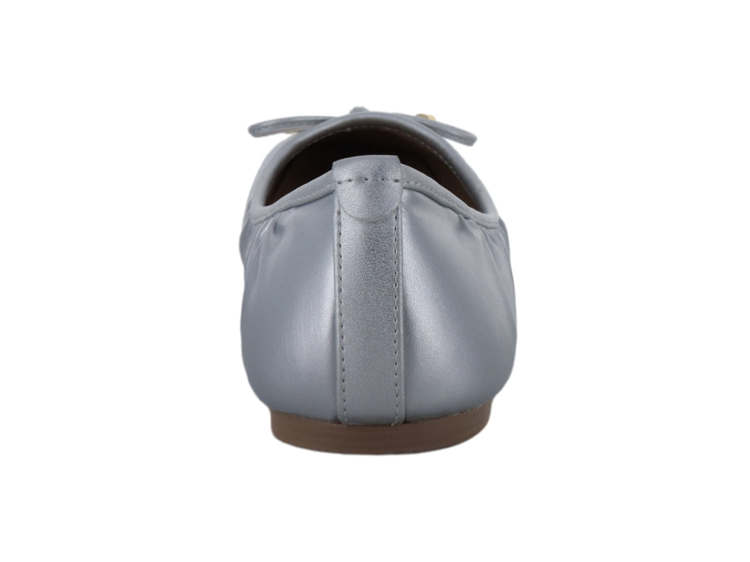 Zapato plano tipo ballerina color plata metálico con detalle de moño y puntas doradas.