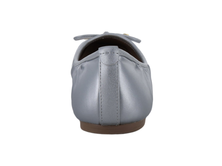 Zapato plano tipo ballerina color plata metálico con detalle de moño y puntas doradas.