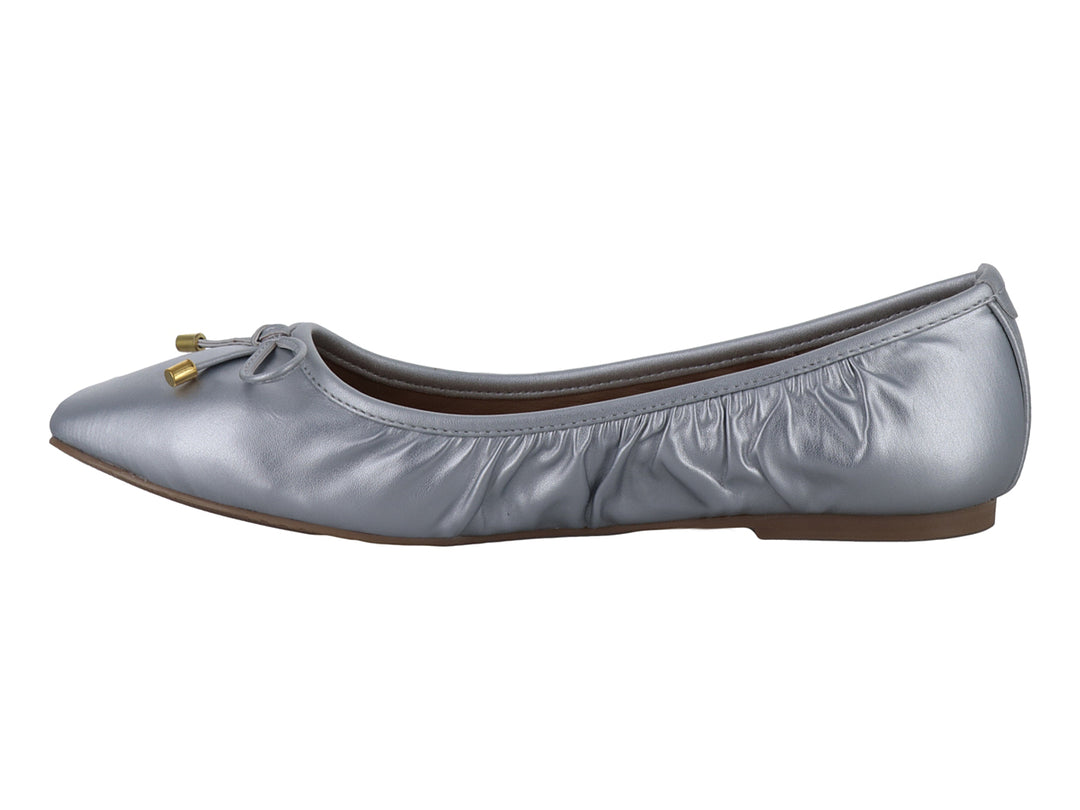 Zapato plano tipo ballerina color plata metálico con detalle de moño y puntas doradas.