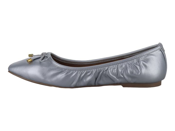 Zapato plano tipo ballerina color plata metálico con detalle de moño y puntas doradas.