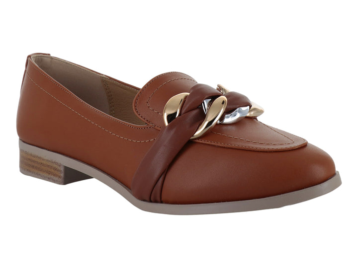 Zapato mocasín color marrón armagnac con adorno de cadena dorada y tacón bajo.