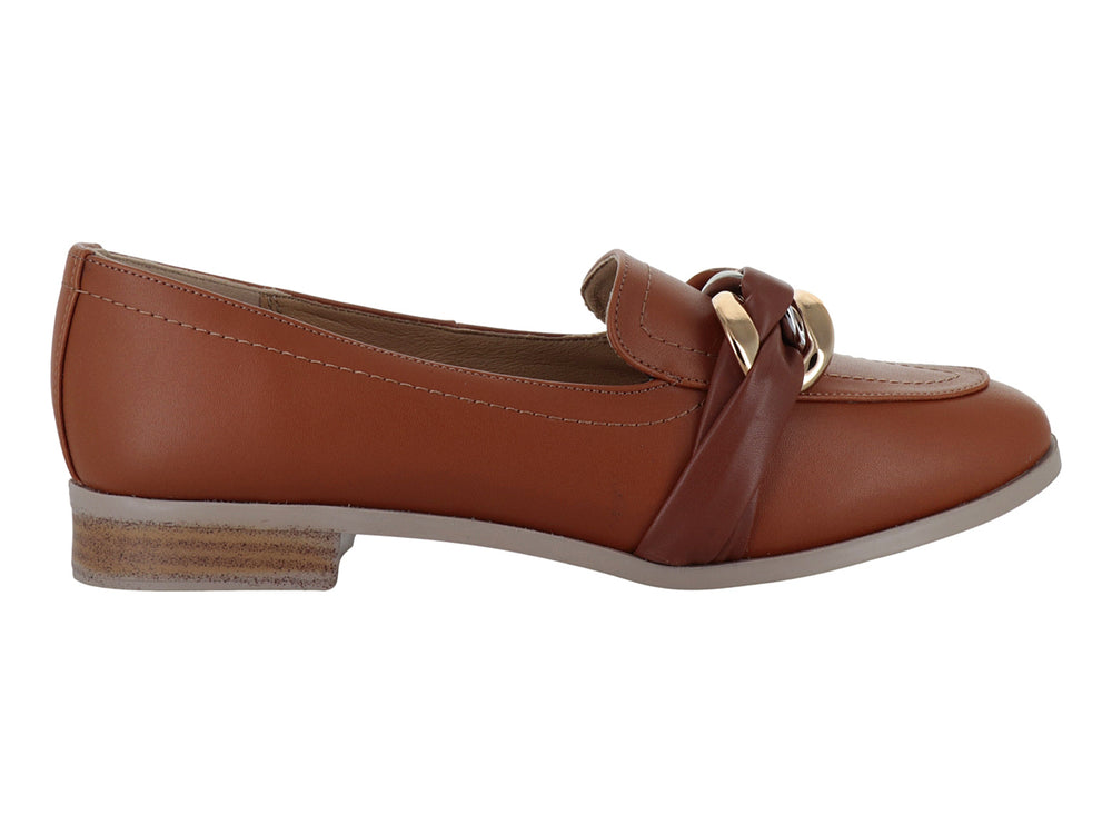 Zapato mocasín color marrón armagnac con adorno de cadena dorada y tacón bajo.