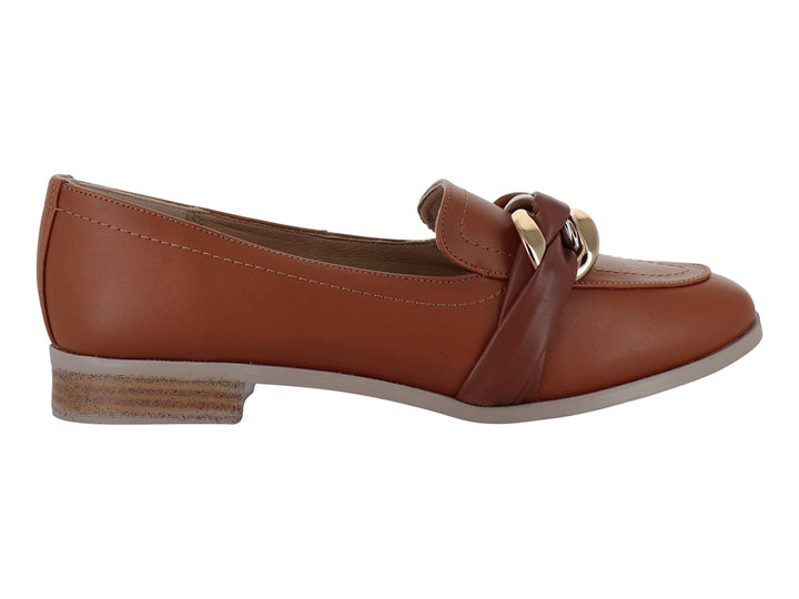 Zapato mocasín color marrón armagnac con adorno de cadena dorada y tacón bajo.