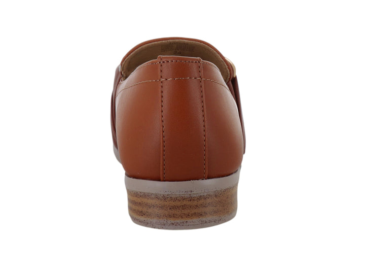 Zapato mocasín color marrón armagnac con adorno de cadena dorada y tacón bajo.