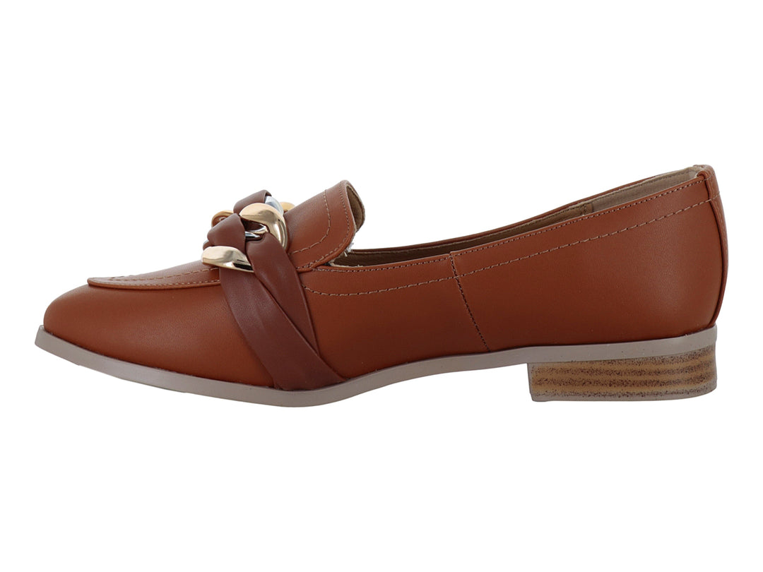 Zapato mocasín color marrón armagnac con adorno de cadena dorada y tacón bajo.
