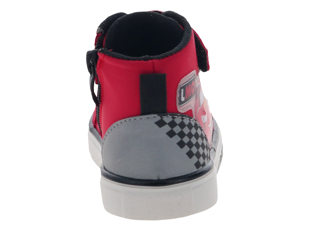 Tenis rojos para niño con diseño del personaje Rayo McQueen de Cars, suela blanca y detalles en negro.