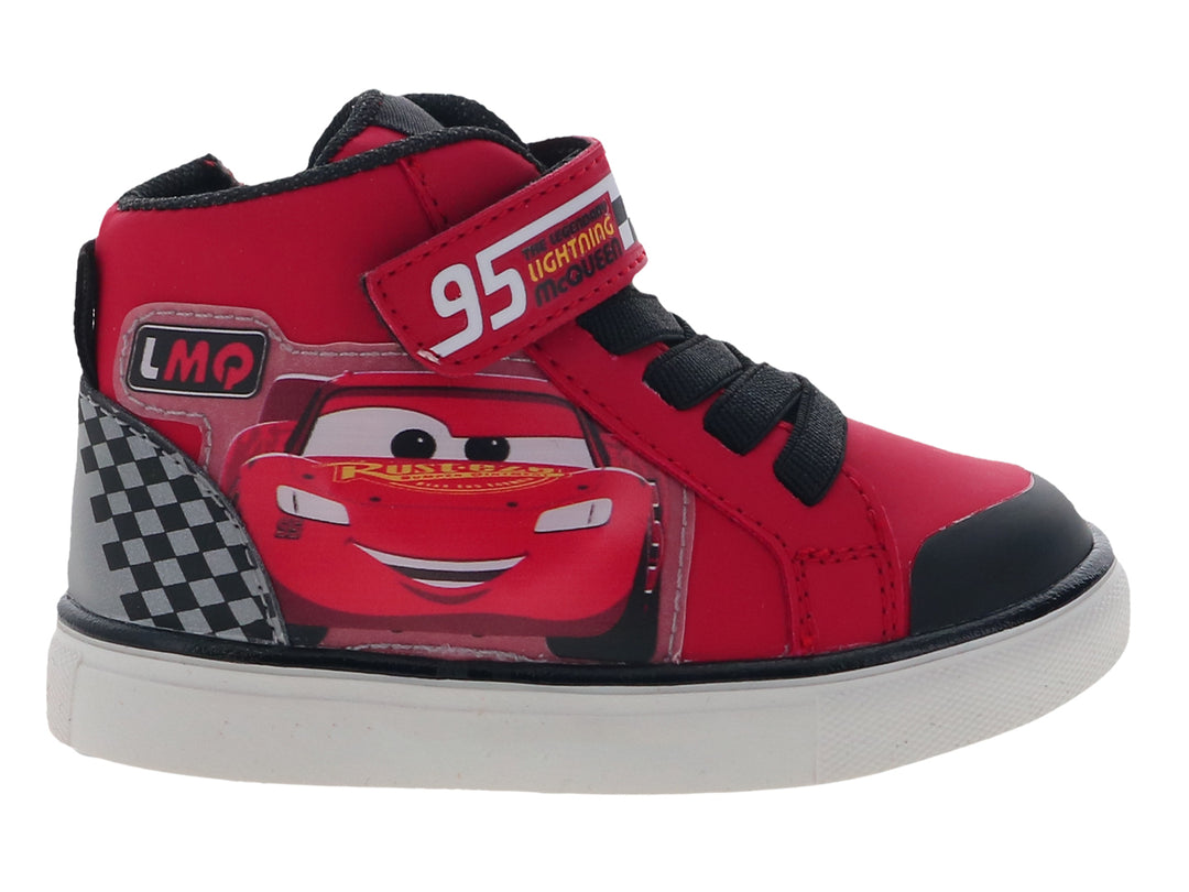 Tenis rojos para niño con diseño de Lightning McQueen y suela blanca.