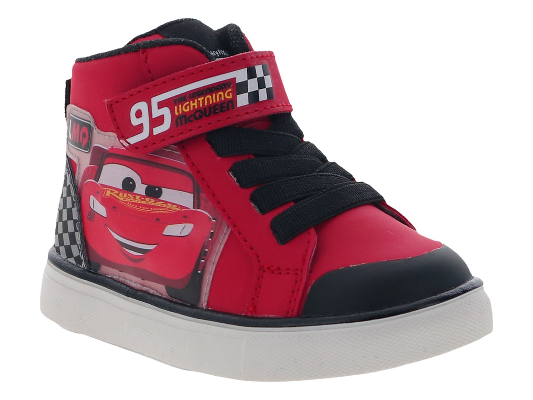 Tenis rojos para niño con diseño de Lightning McQueen y suela blanca.