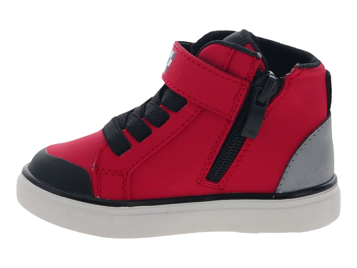 Tenis rojos para niño con diseño de Lightning McQueen y suela blanca.