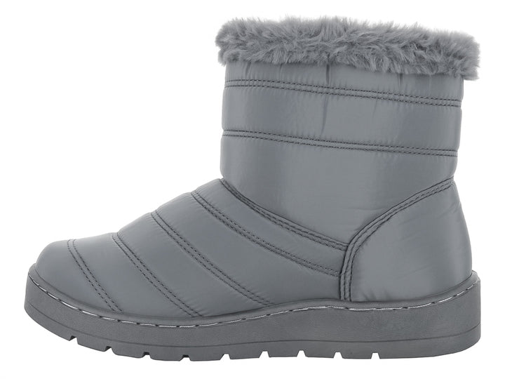 Botas Furor color gris claro con acabado acolchado, forro de peluche y cierre de dos correas ajustables.