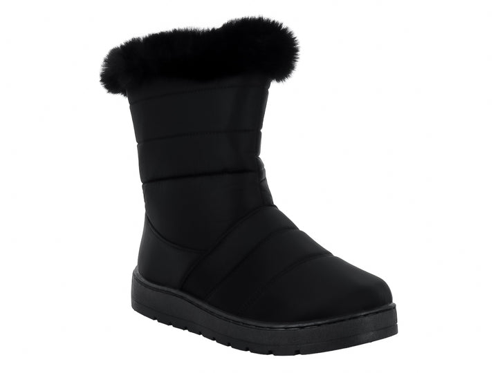 Bota negra de invierno con detalle de peluche en la parte superior y suela gruesa.