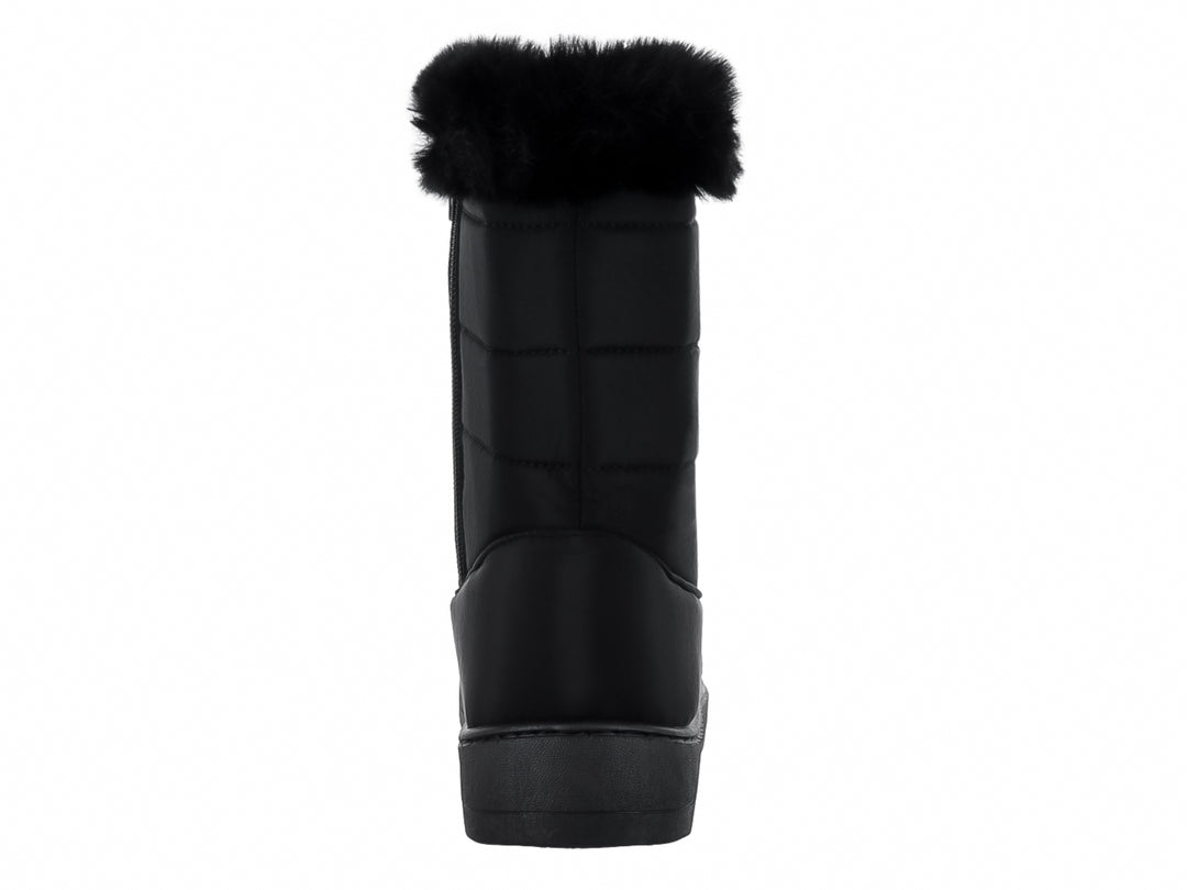 Bota negra de invierno con detalle de peluche en la parte superior y suela gruesa.